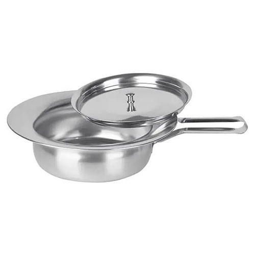 Eine silberne Bettpfanne aus Stahlund mit dazugehörigem Deckel und Griff auf weißem Hintergrund präsentiert.jpg